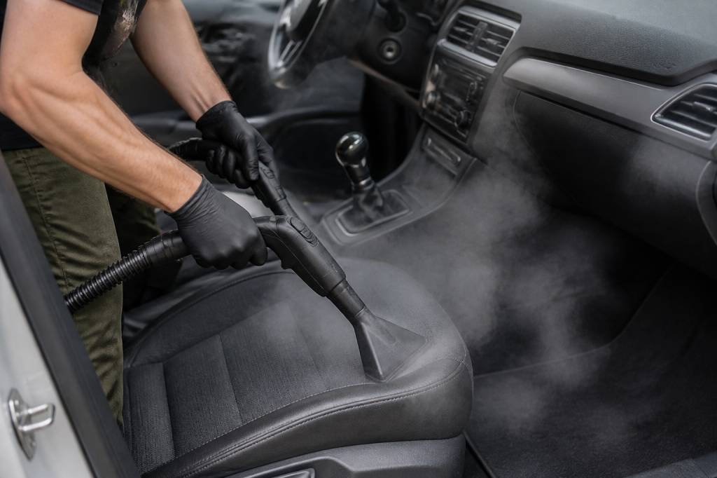 Comment nettoyer l'intérieur d'une voiture avec un nettoyeur vapeur efficace