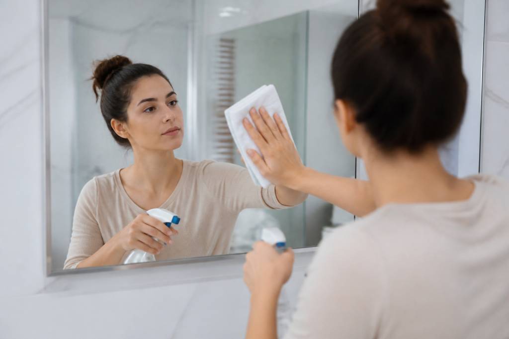 Comment laver un miroir sans laisser de traces