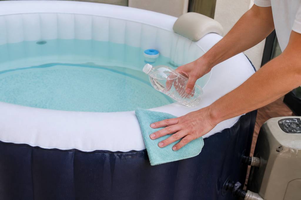 Nettoyer un spa gonflable avec du vinaigre blanc : méthode efficace et conseils d’entretien