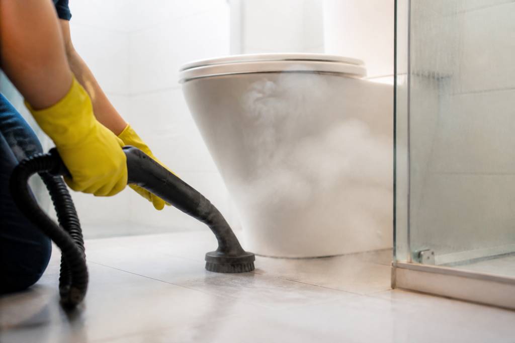 Comment enlever l'odeur d'urine efficacement avec la vapeur et les bons produits d’entretien