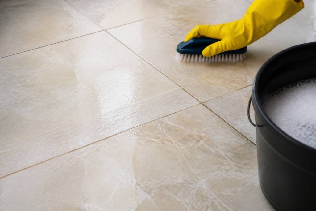 Comment dégraisser du carrelage : astuces et solutions efficaces