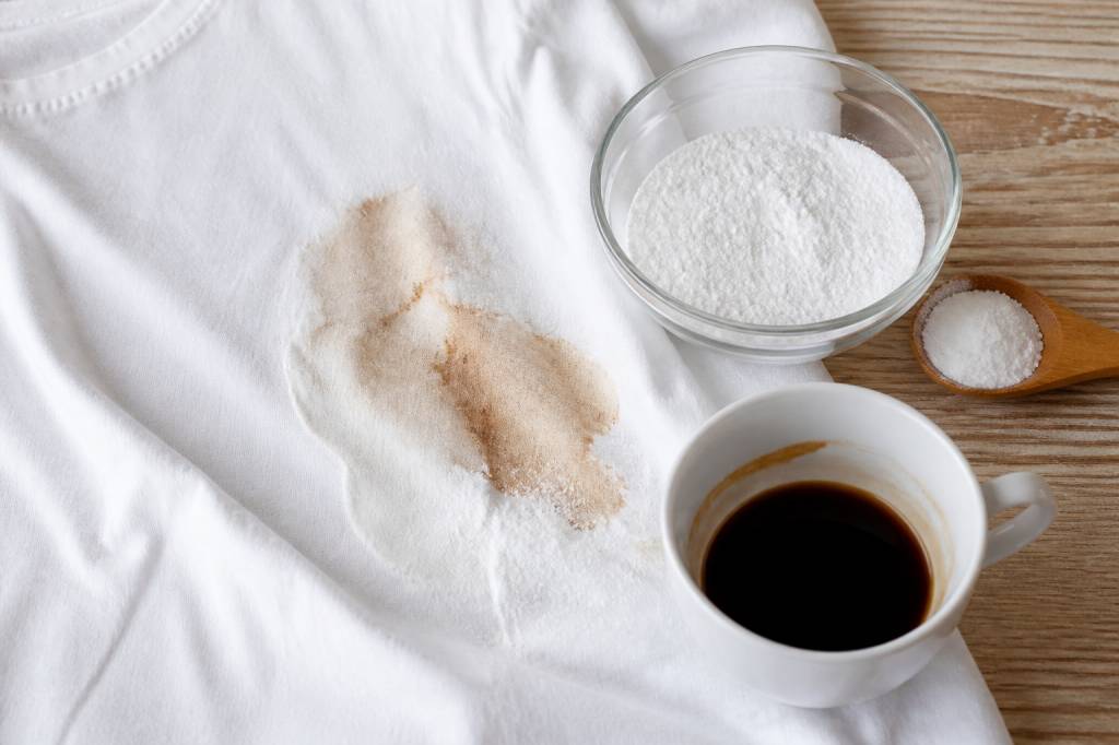 Tache de café bicarbonate : la méthode efficace pour détacher les textiles