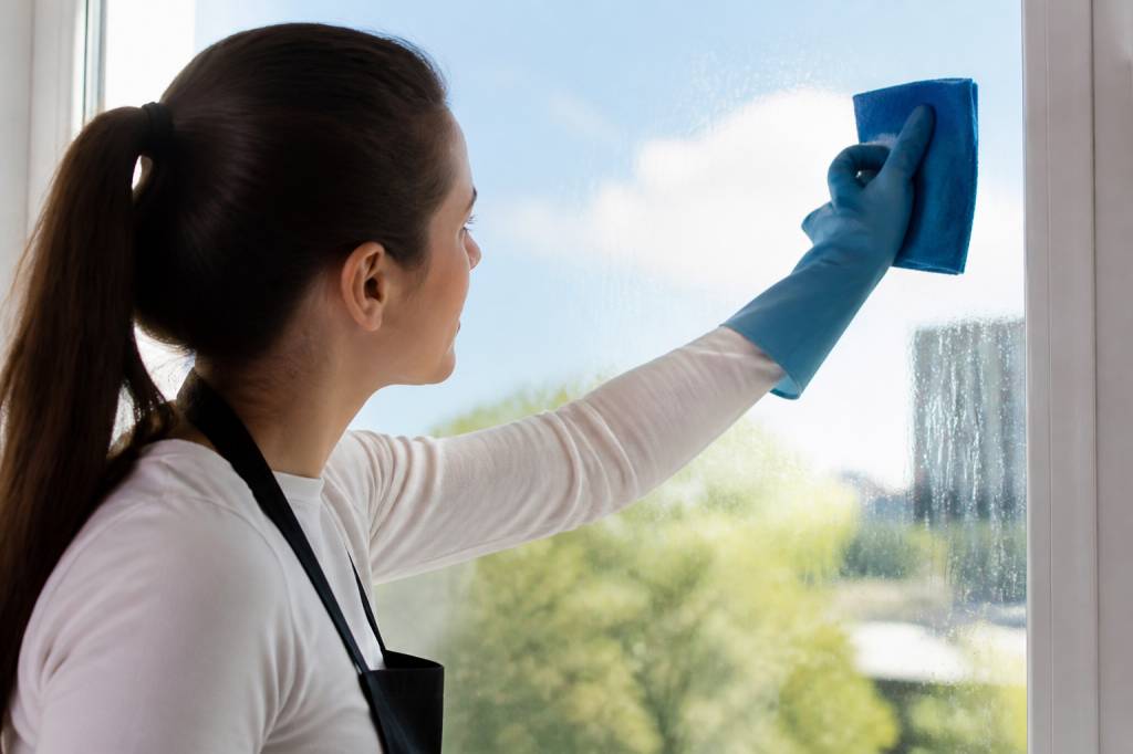 Comment bien laver ses vitres : conseils et techniques pour un résultat impeccable