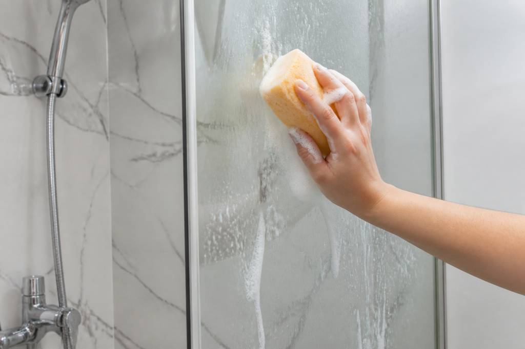 Comment nettoyer une paroi de douche en plexiglas efficacement ?