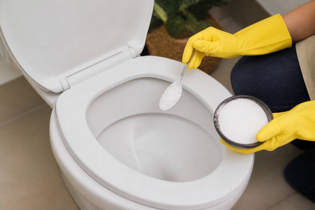 Nettoyer les toilettes avec des cristaux de soude : méthode efficace et conseils pratiques