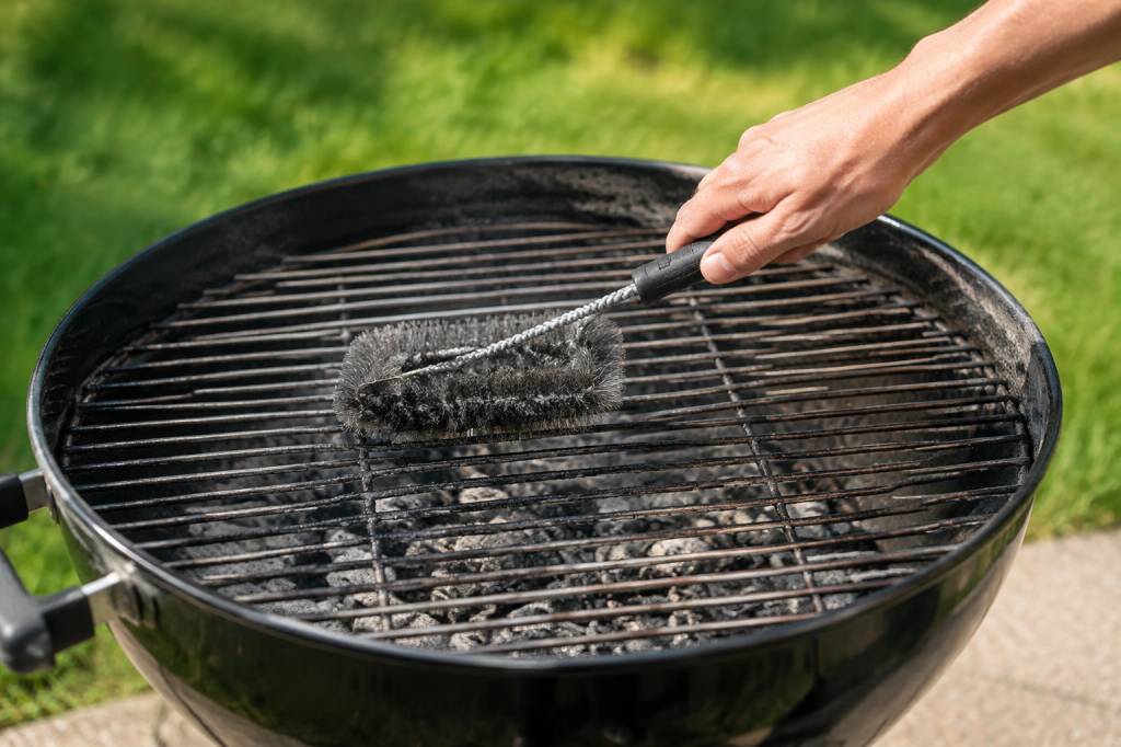 Comment nettoyer une grille de barbecue : méthodes et conseils efficaces